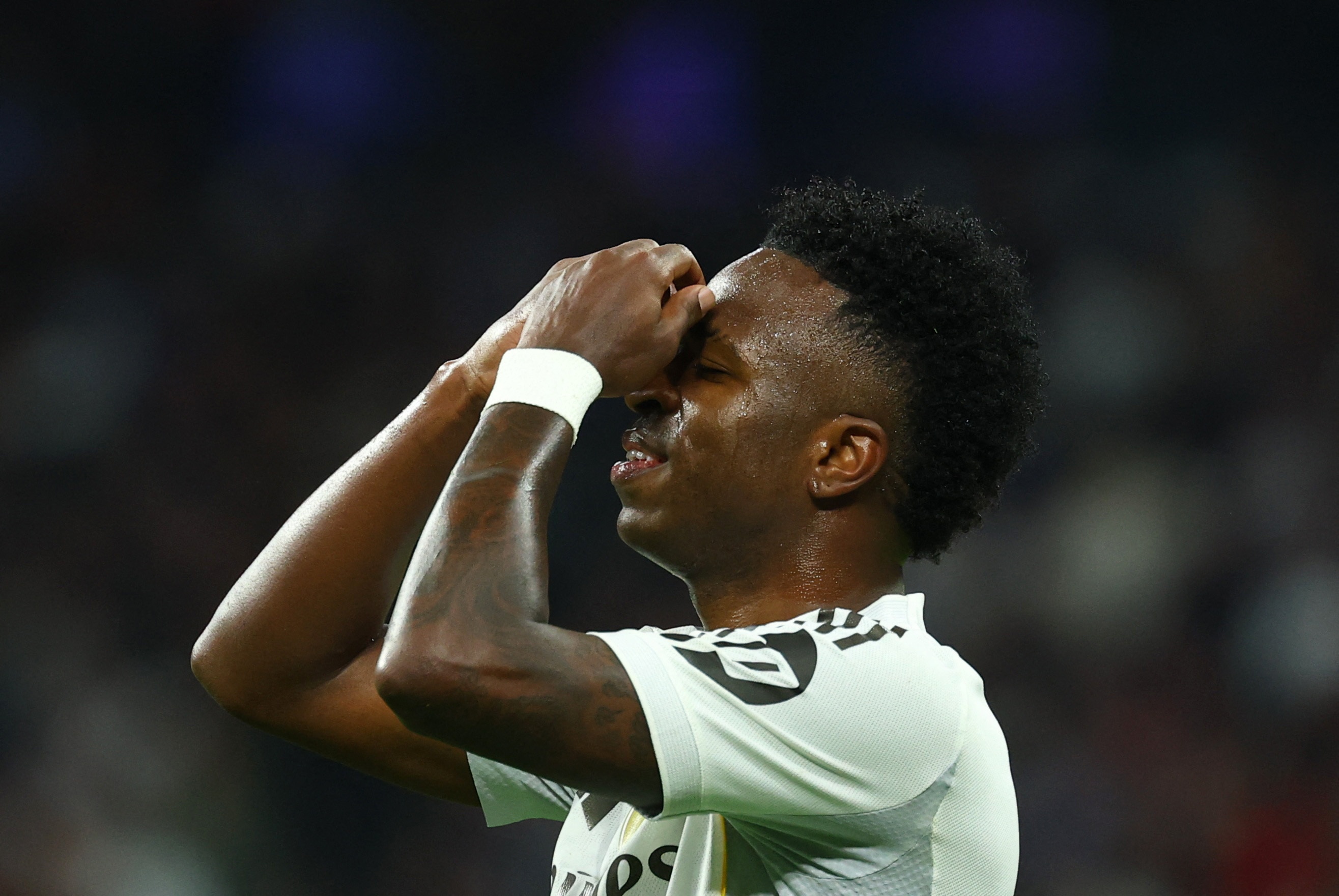 ESPN：阿隆索离任让维尼修斯续约出现转机，但工资条款差距仍很大