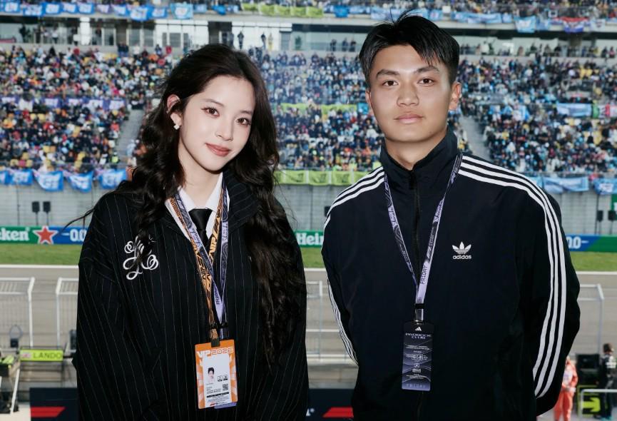 开云下载-蒯纪闻和杨希现场观看F1中国大奖赛,并与欧阳娜娜合照