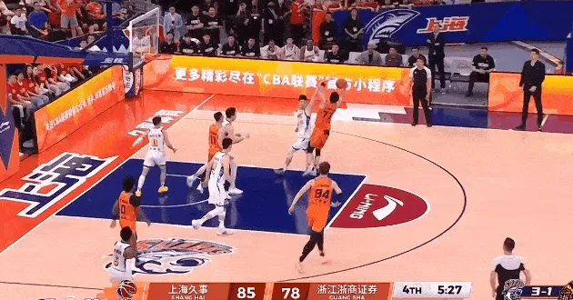 开云体育APP-李弘权弧顶三分手起刀落，上海还剩5分钟领先广厦10分